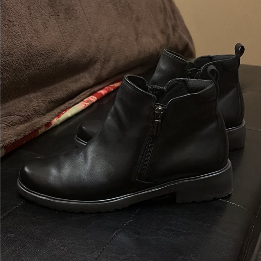 Munro Black Leather Ankle Boots - Like New